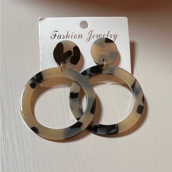 Boxy Charm Washer for Brushes & Blender Sponges Plus 1 Pair Acrylic Earrings - Picture 4 of 5